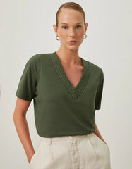 T-SHIRT FEMININO DETALHE DECOTE V SHOULDER ORIGINAL 241403005