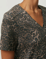 T-SHIRT FEMININA SUEDE ONCA ESCURA SHOULDER ORIGINAL 241405001