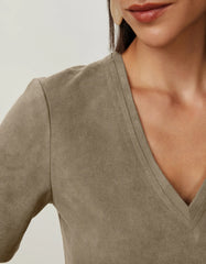 T-SHIRT FEMININO SUEDE DECOTE V SHOULDER ORIGINAL 241404007